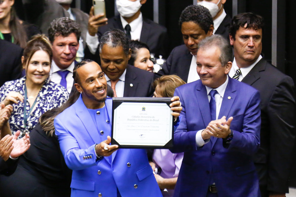 Lewis Hamilton recebe título de cidadão honorário do Brasil.